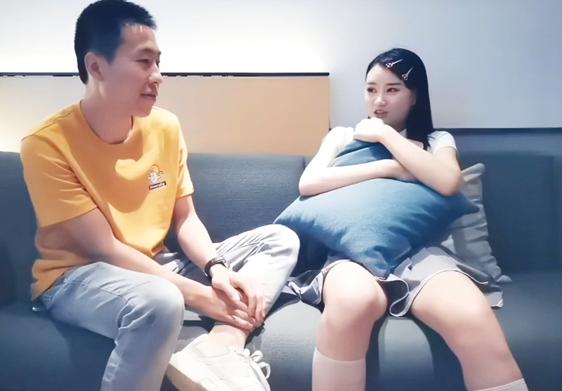 探花约了个JK装萌妹子，坐再身上调情再到床上操